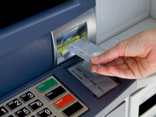 El virus 'Ploutus' permite extrae cantidades exactas de dinero de los cajeros automáticos.