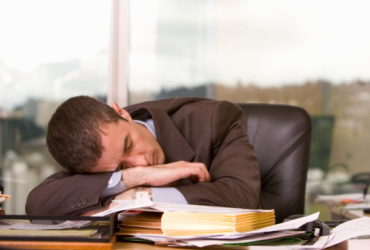 No dormir de manera adecuada puede afectar la vida laboral, presentando dificultades en la toma de decisiones y mal humor. 