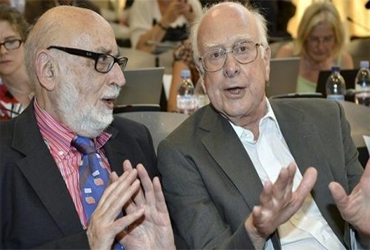 Los físicos Higgs ,Englert  y  Robert Brout establecieron en 1964 la base teórica de la existencia del Bosón de Higgs. 