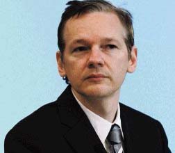 Juez libera a Julian Assange fifu