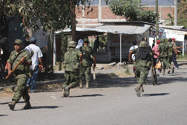 Tensión en Michoacán: Chocan autodefensas y Ejército fifu