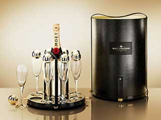 Champagnes con objetos de diseño fifu