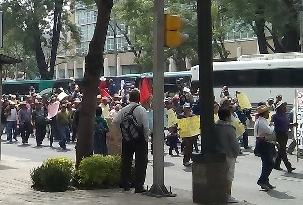 Antorchistas marchan rumbo a Los Pinos