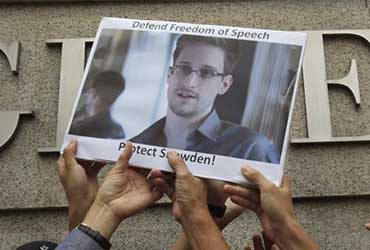 Snowden podrá buscar trabajo en Rusia fifu