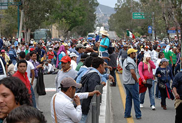 CNTE exige negociación con EPN, tras asfixiar la ciudad fifu