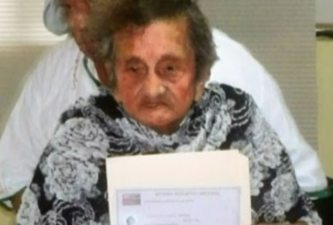 Mexicana de 100 años se gradúa de la primaria fifu