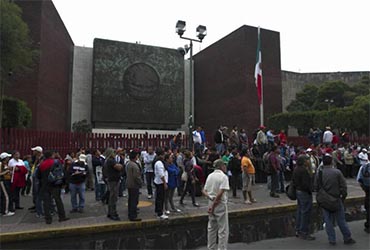 Maestros de la CNTE ponen en jaque a legisladores, pero… fifu
