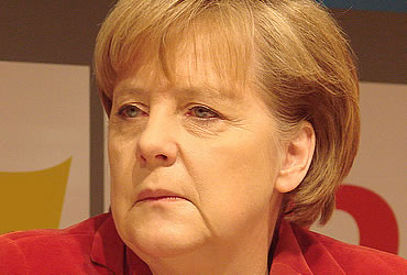 Merkel, bajo fuego por ‘flexible’ fifu