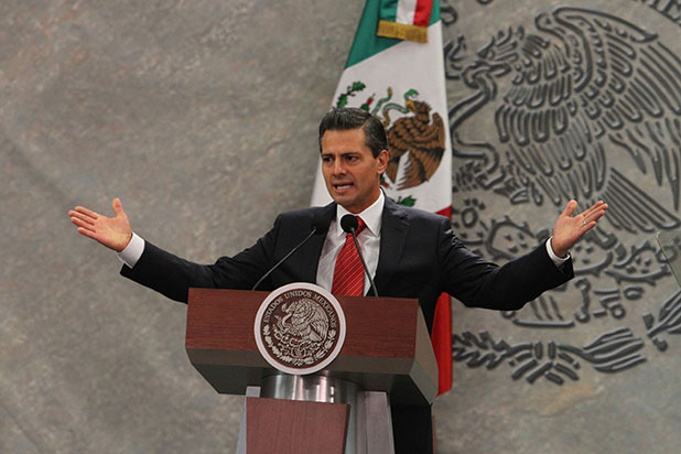 Contesta Peña Nieto a Cuarón; promete respuestas