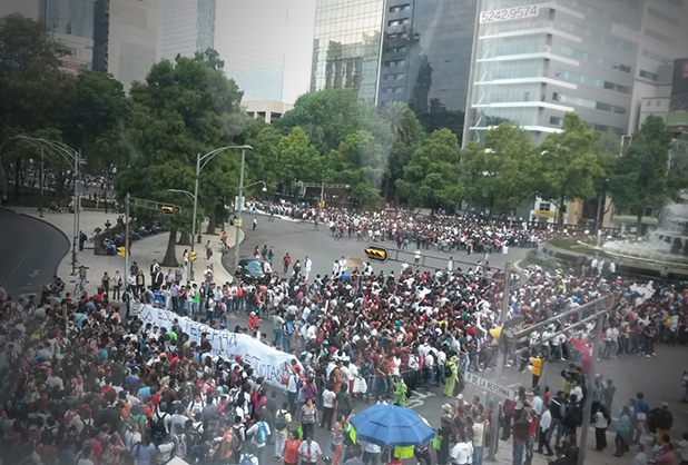 Estudiantes avanzan sobre Av. Paseo de la Reforma