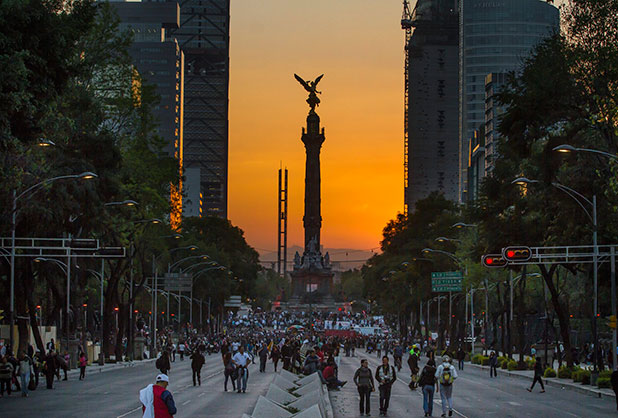 Manifestantes por #Ayotzinapa piden renuncia de EPN