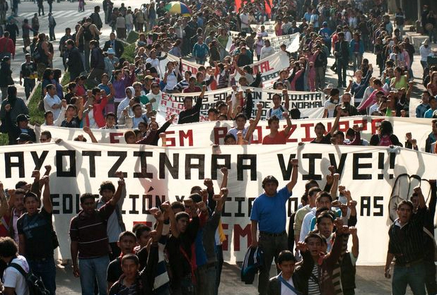 Marchan por normalistas desaparecidos de Ayotzinapa