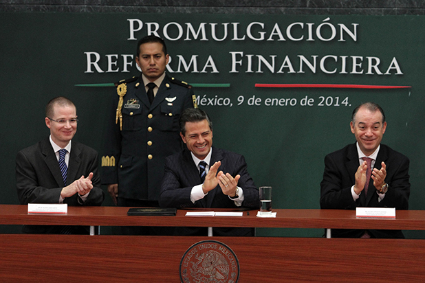 EPN promulga Reforma Financiera y promete crecimiento fifu