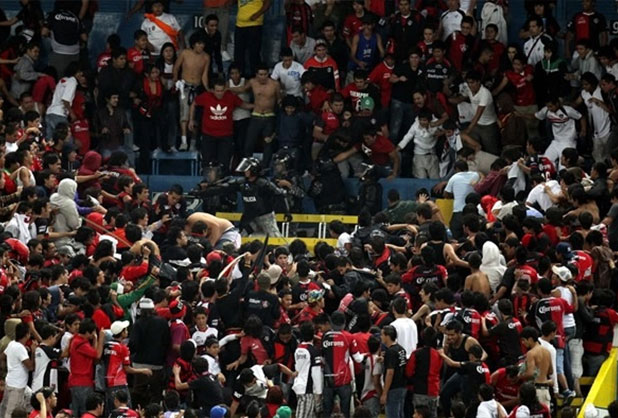 Se reabre debate sobre violencia en los estadios fifu