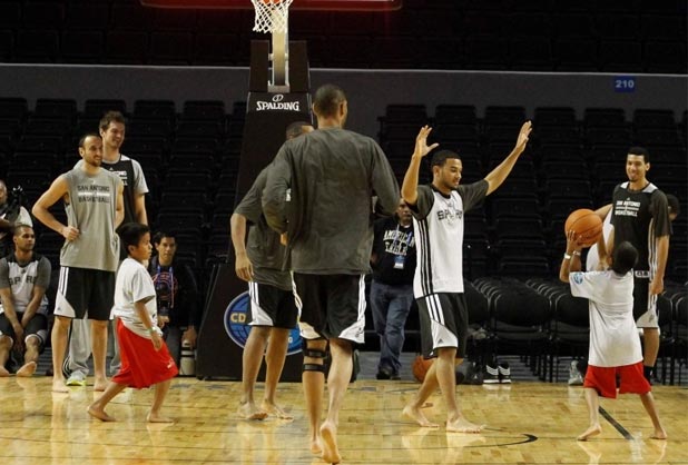 Niños triquis juegan con Spurs y los dejan descalzos fifu