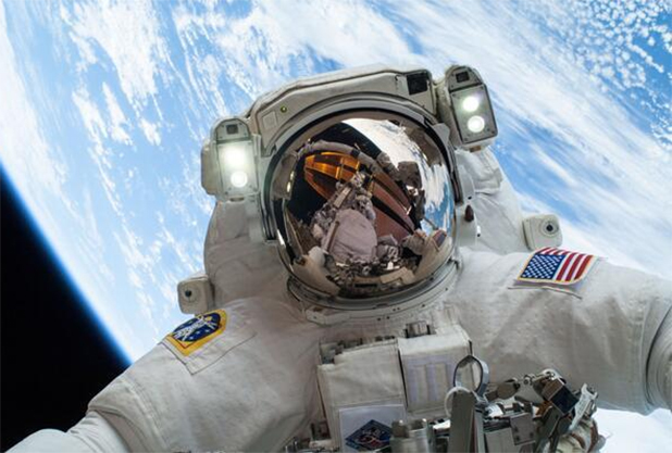 Publican ‘selfie’ de astronauta en caminata espacial fifu