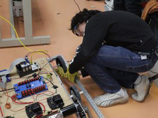 Alumnos de bachillerato diseñan robot basquetbolista fifu