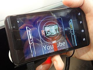 YouTube y LG lanzan nuevo celular 3D fifu