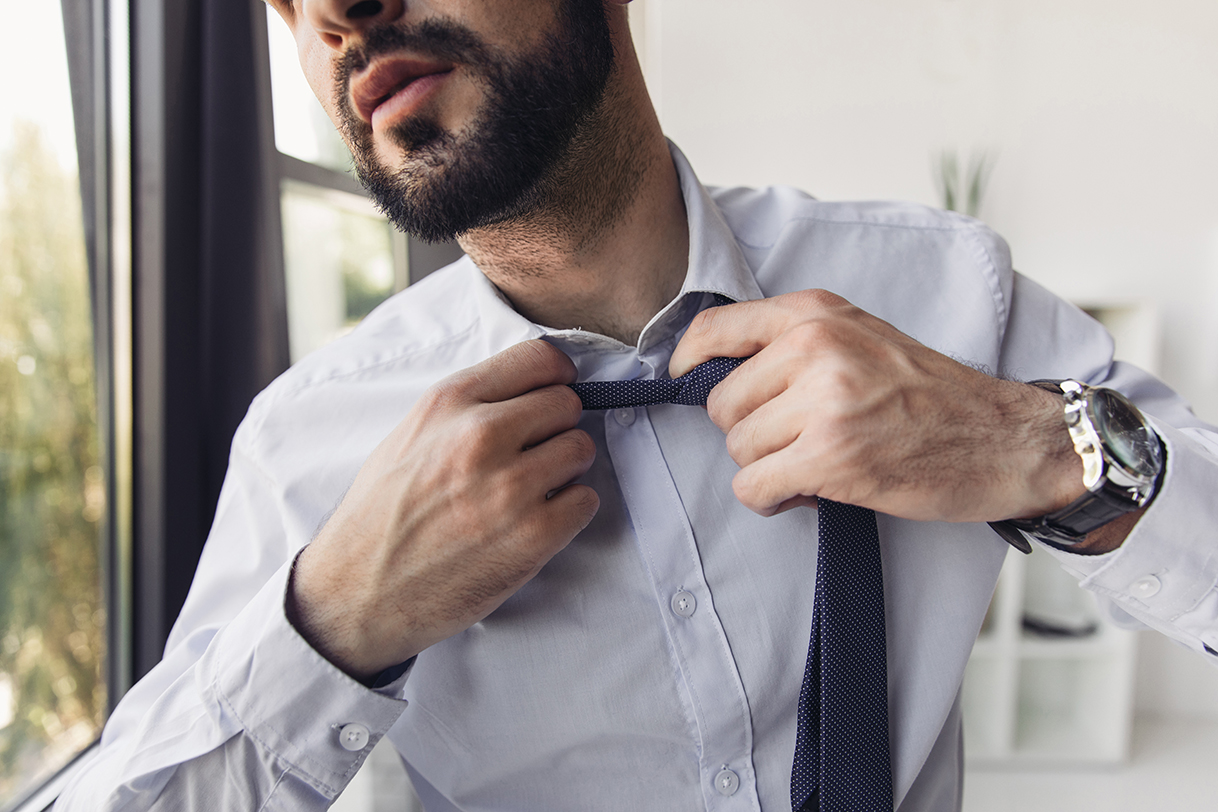 Cómo hacer un nudo de corbata Windsor paso a paso