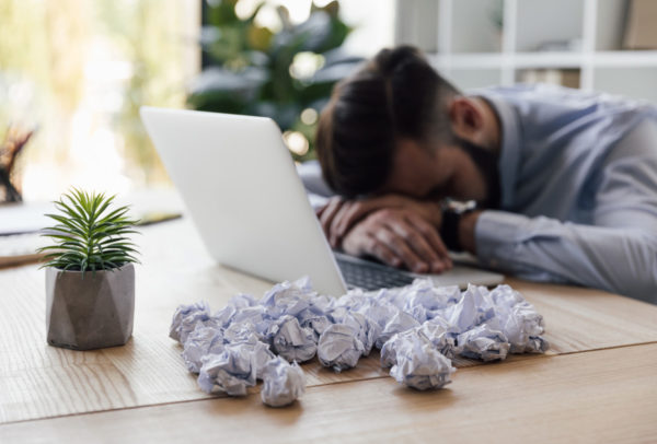 ¿Sufres Síndrome de Burnout por tu trabajo? Así puedes demandar a tu patrón