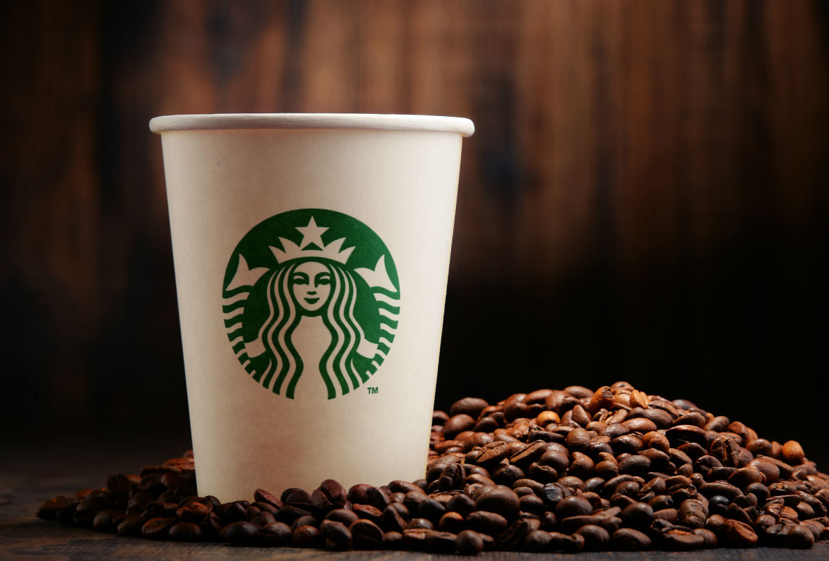 Café para llevar la estrategia de Starbucks en México