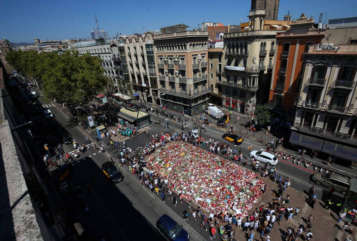 Las cinco estampas de una Barcelona sin miedo tras los atentados