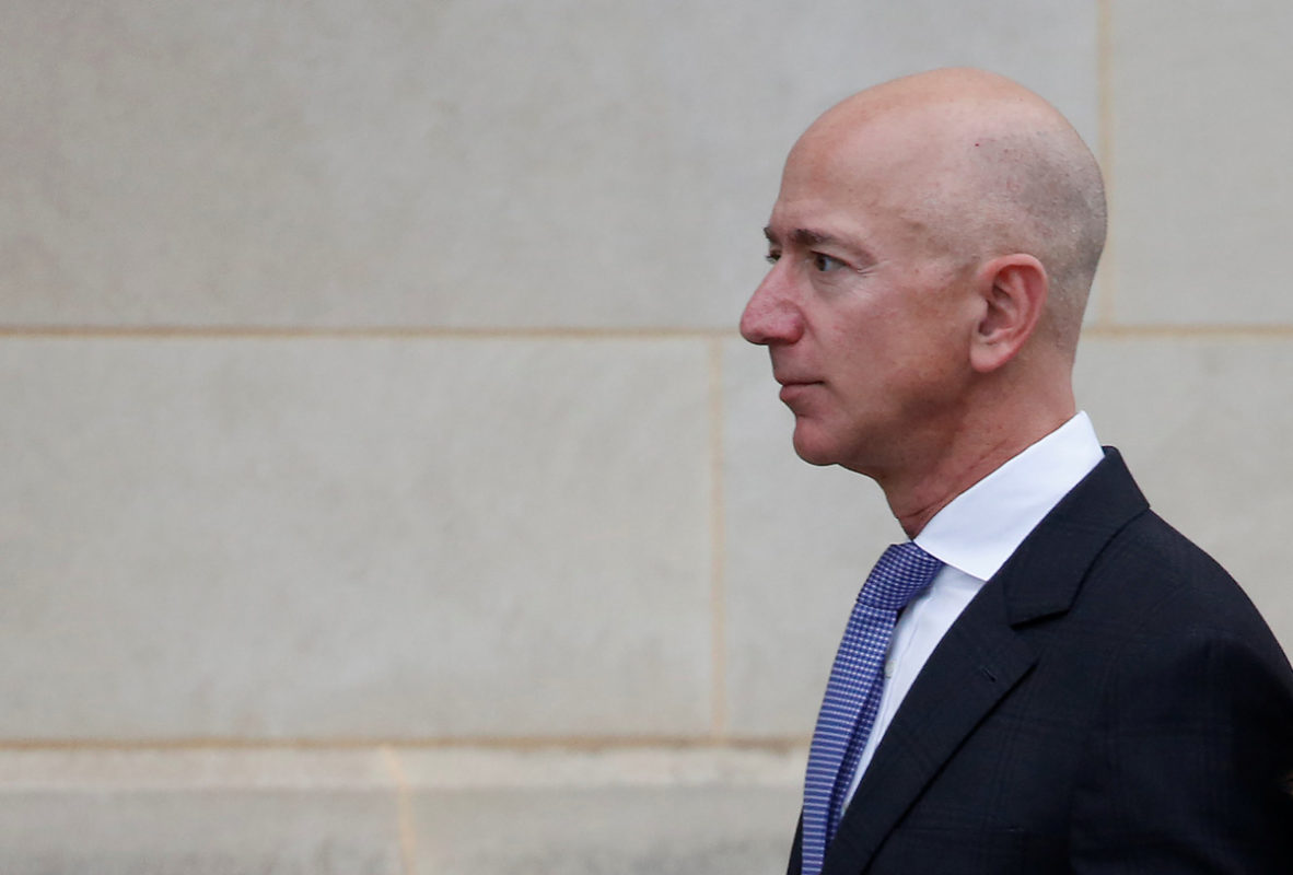 Jeff Bezos prepara 2,000 mdd para escuelas y viviendas