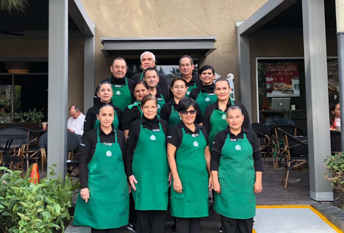 Starbucks inaugura su segunda tienda operada por adultos mayores