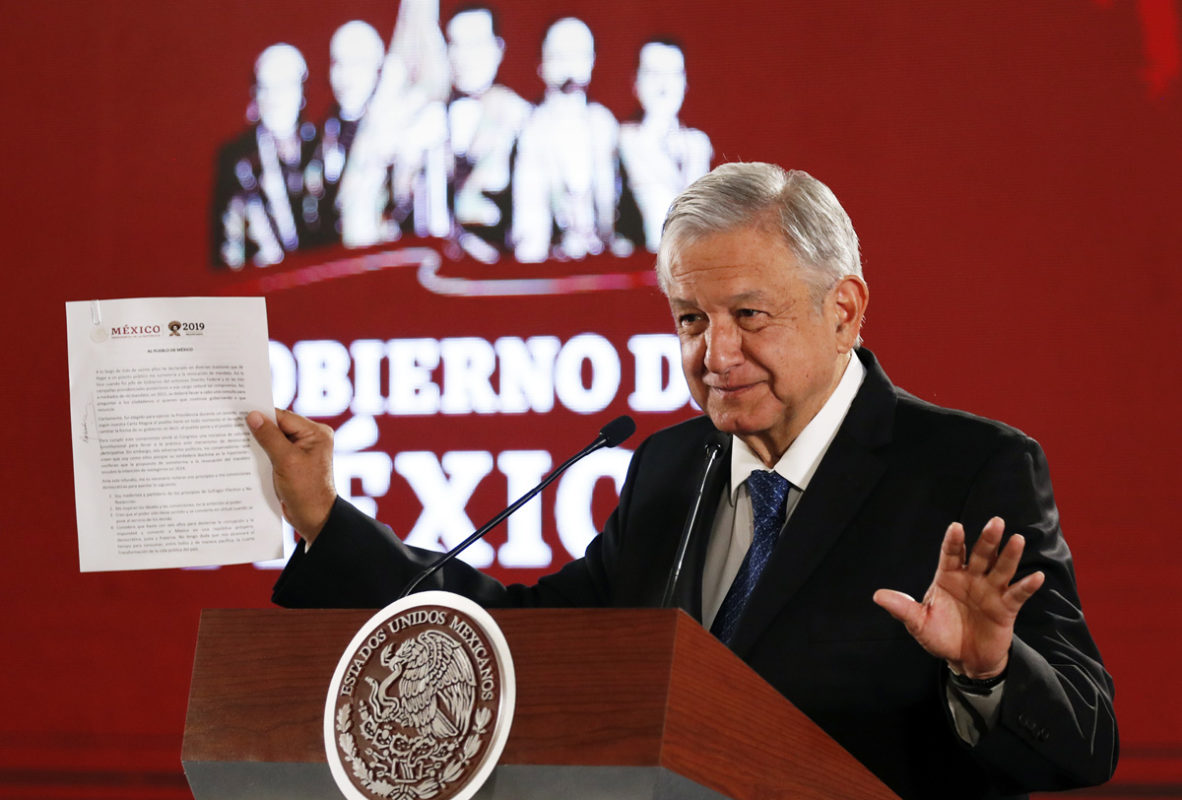 López Obrador firma su compromiso de no reelección