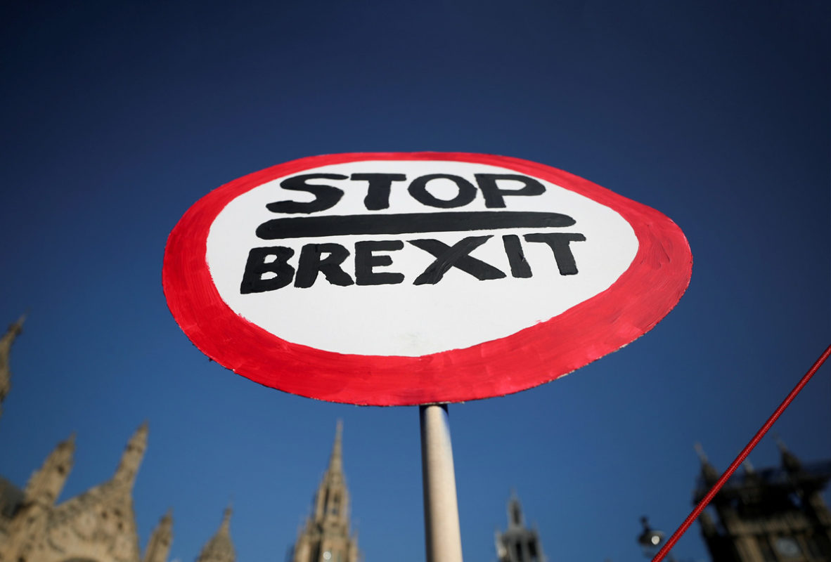 El Parlamento británico da segundo revés a May y se opone al Brexit