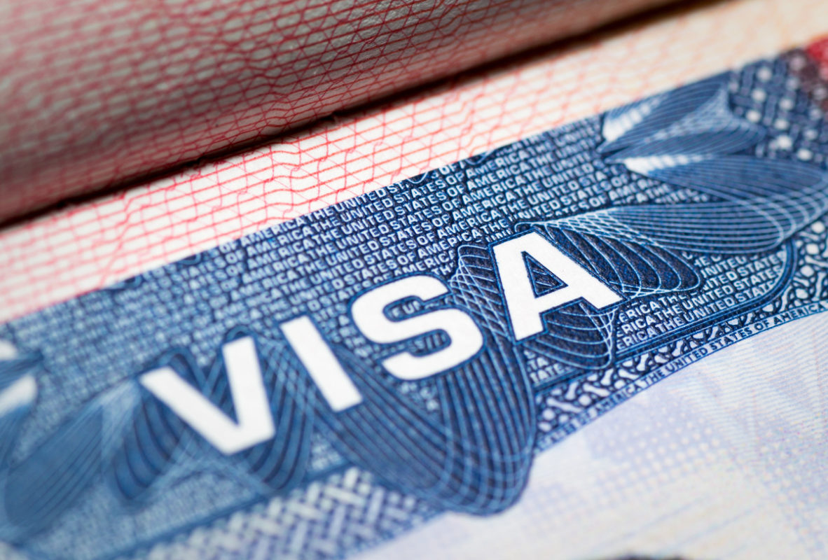 ¿Planeas viajar a EU? Visa americana sube de precio en 2023 y esto costará ahora
