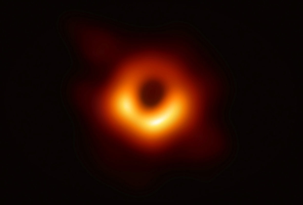 Histórico: científicos muestran la primera imagen de un agujero negro