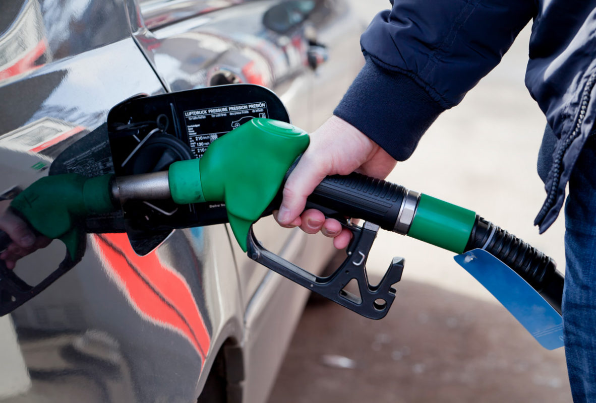 ¿Cuánto le echas de gasolina? Alcanza para 31 litros menos con sueldo de mexicanos