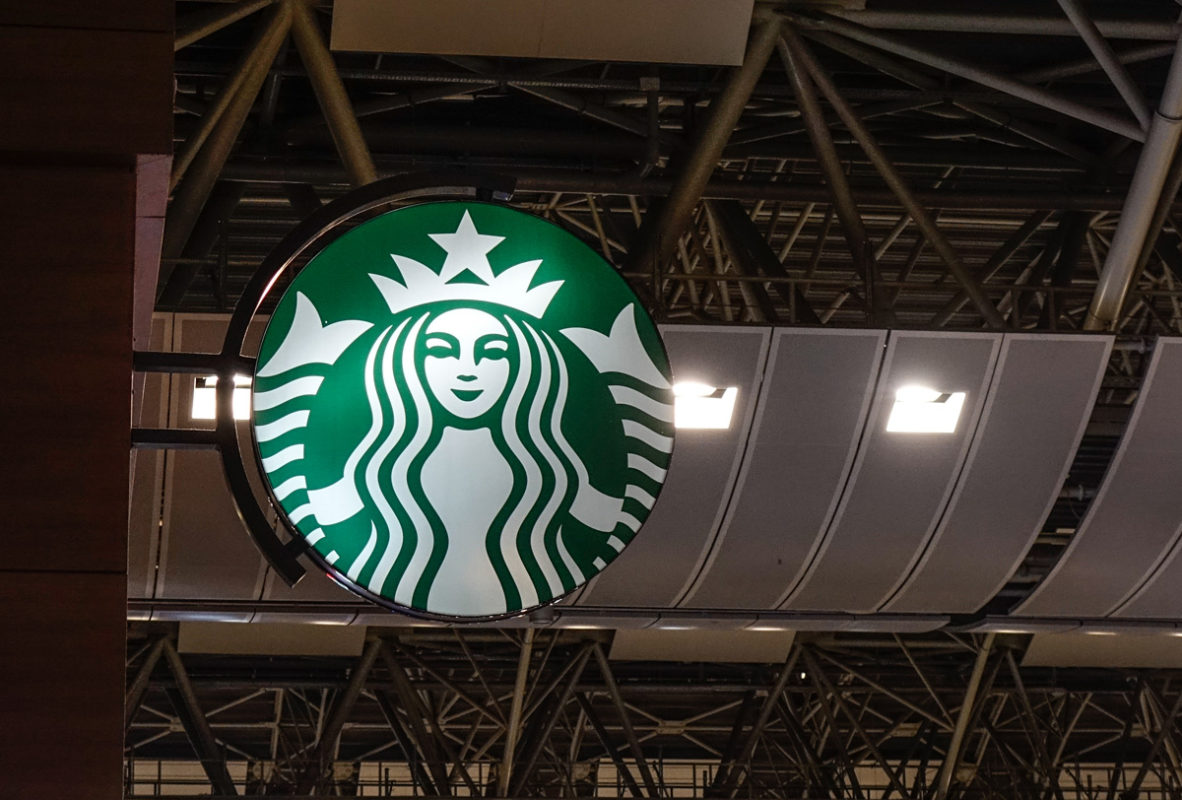 ¿Quieres trabajar en Starbucks? La cafetería lanza vacantes para adultos mayores