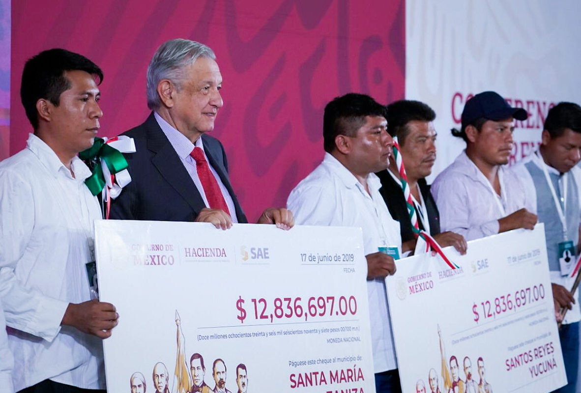 AMLO entrega 25.6 mdp recaudados en subasta a municipios de Oaxaca
