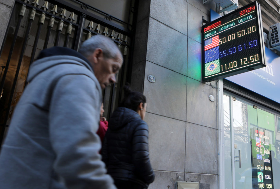 Argentina vive un lunes negro en los mercados tras elecciones primarias
