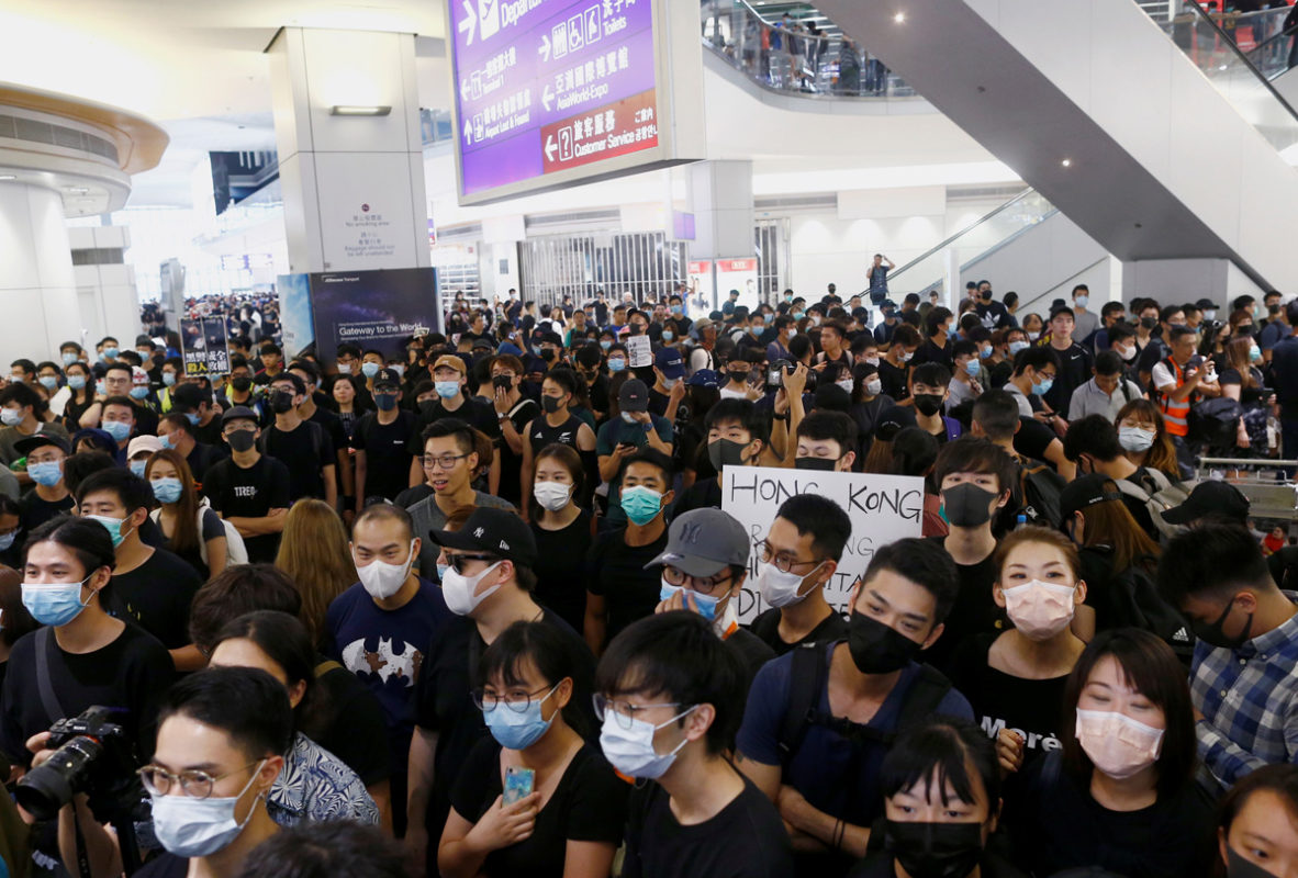 Vuelos parados y protestas, los últimos días del aeropuerto de Hong Kong