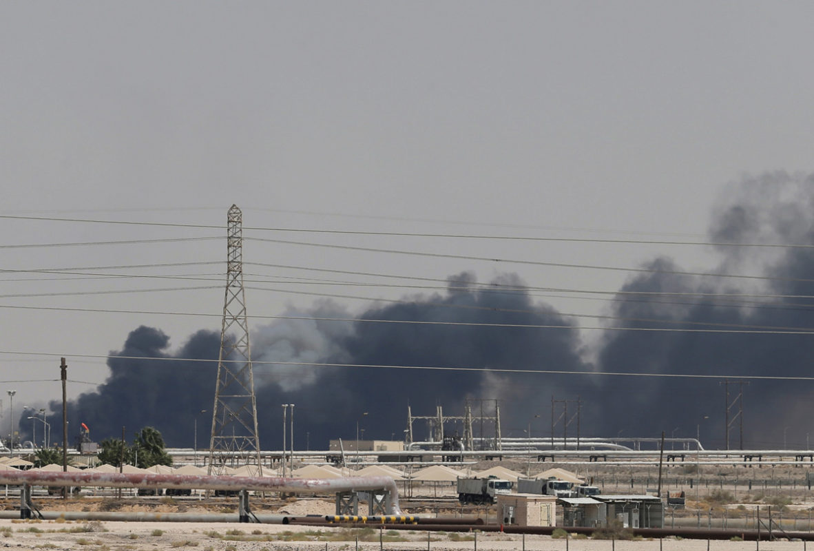 Hutíes de Yemen atacan con drones y misiles al centro petrolero de Arabia Saudita