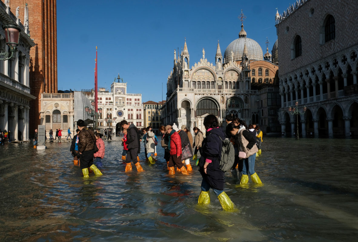 Declaran emergencia en Venecia; sufre la segunda marea más alta en su historia