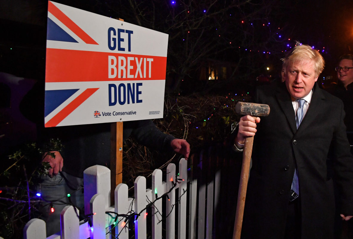 Sondeo da victoria a Johnson y respaldo para firmar Brexit en enero