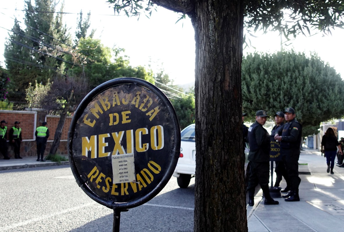 ¿Quiénes son los bolivianos en la embajada mexicana y de qué se les acusa?