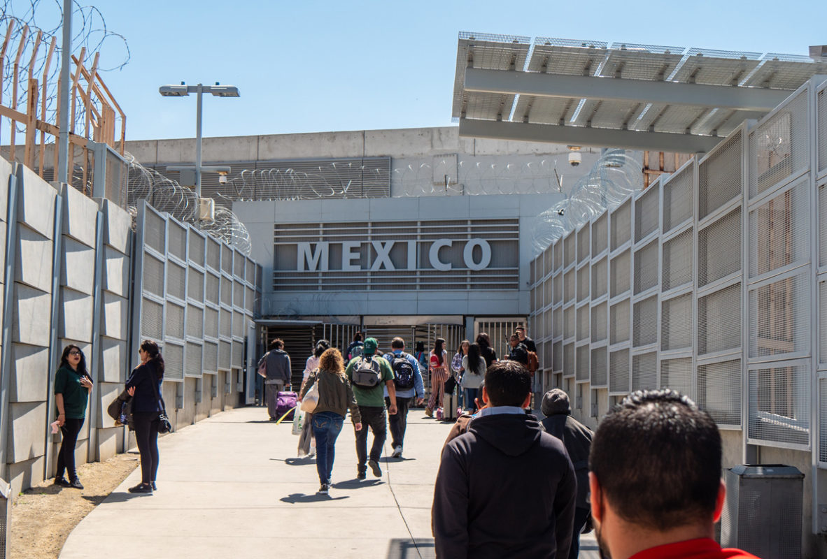 Trump restringe cruce fronterizo con México a solo viajes “esenciales”