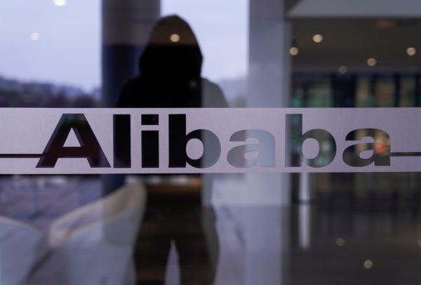 China investiga a Alibaba por ‘sospecha de conducta monopolística’ y sus acciones se desploman