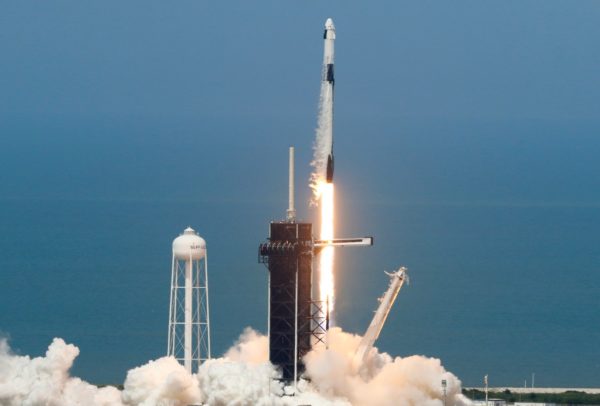 SpaceX lanza con éxito cápsula tripulada Crew Dragon a Estación Espacial