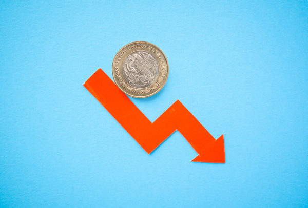 Precio del Dólar: Peso se desploma 2.42% por nueva cepa de COVID-19