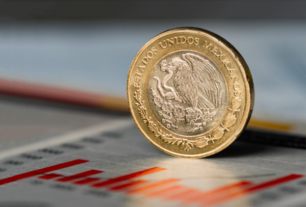 Precio del dólar: Peso cierra jornada con avances en sesión volátil