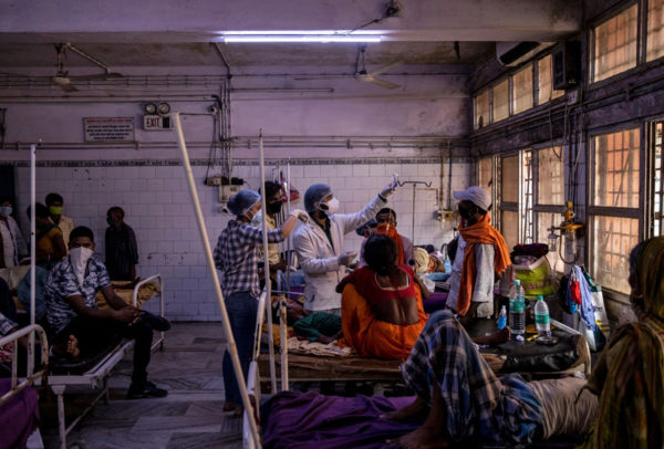 Emergencia en la India por Covid-19: Reportan 300 mil casos en un día y el oxígeno se agota