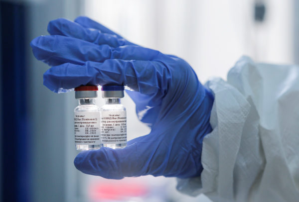 Rusia rechaza advertencias a su vacuna COVID-19 e inmunizará a médicos