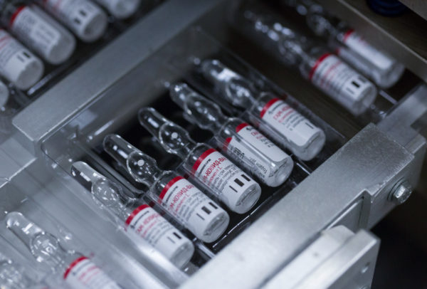 Vacuna rusa de COVID-19 sin ensayos completos provocaría mutaciones: científicos