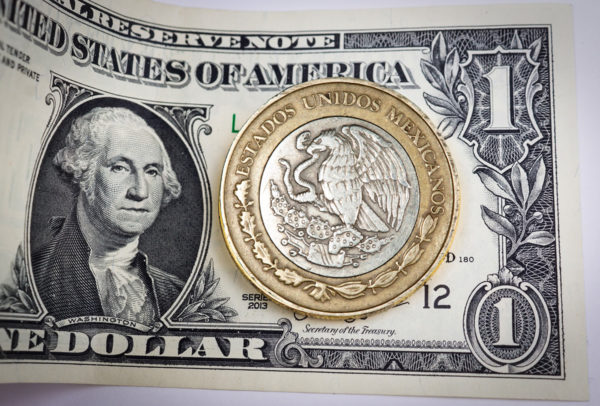 Dólar cierra en 21.12 pesos tras comentarios de Powell por mercado de bonos